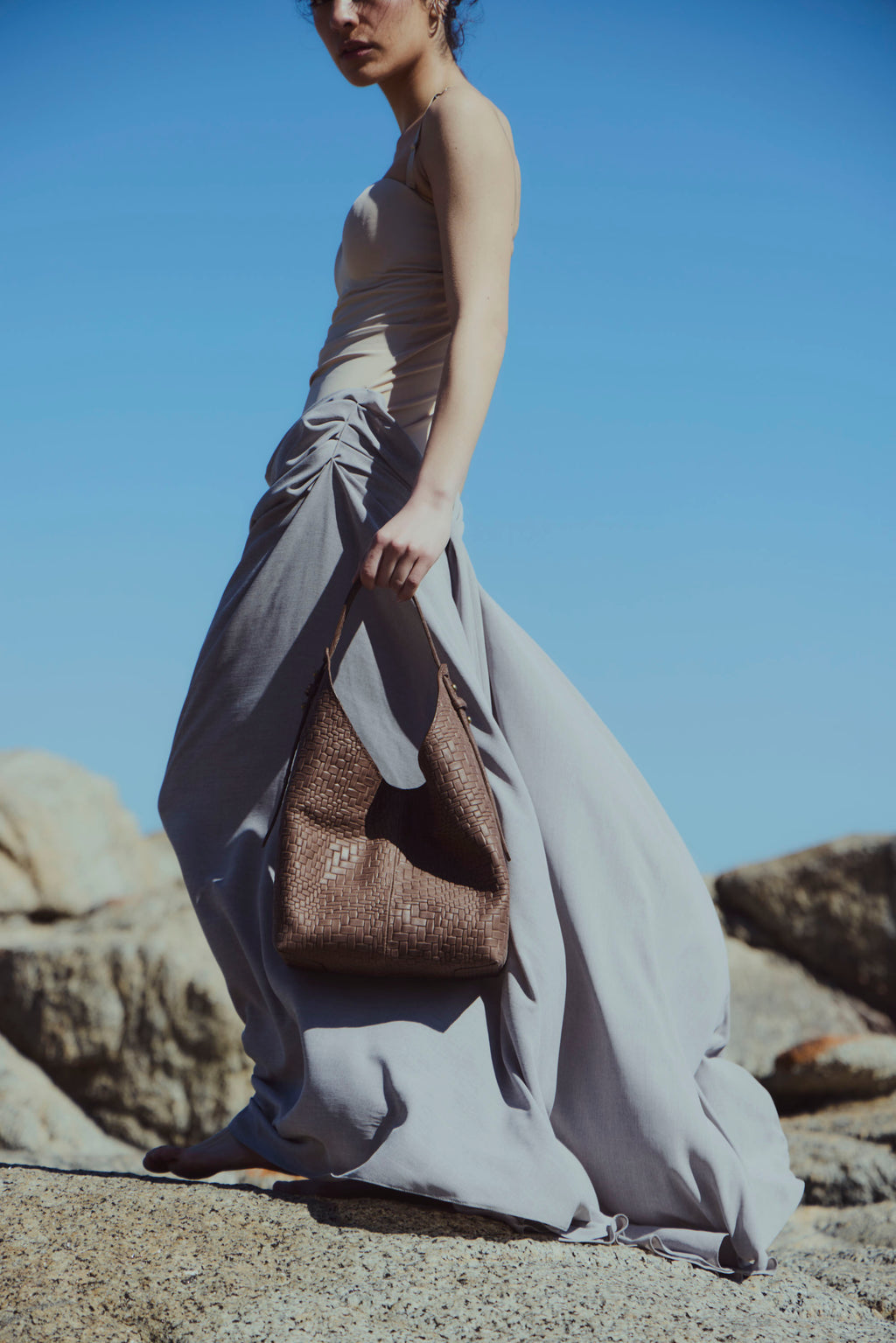 Bolso EMMA en cuero trenzado chocolate, colección SOLÉA de Carolina Flores
