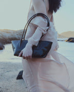 Bolso ALBA en cuero caimán negro, colección SOLÉA de Carolina Flores