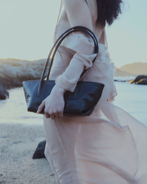 Bolso ALBA en cuero caimán negro, colección SOLÉA de Carolina Flores