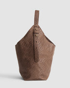 Bolso EMMA en cuero trenzado chocolate, colección SOLÉA de Carolina Flores