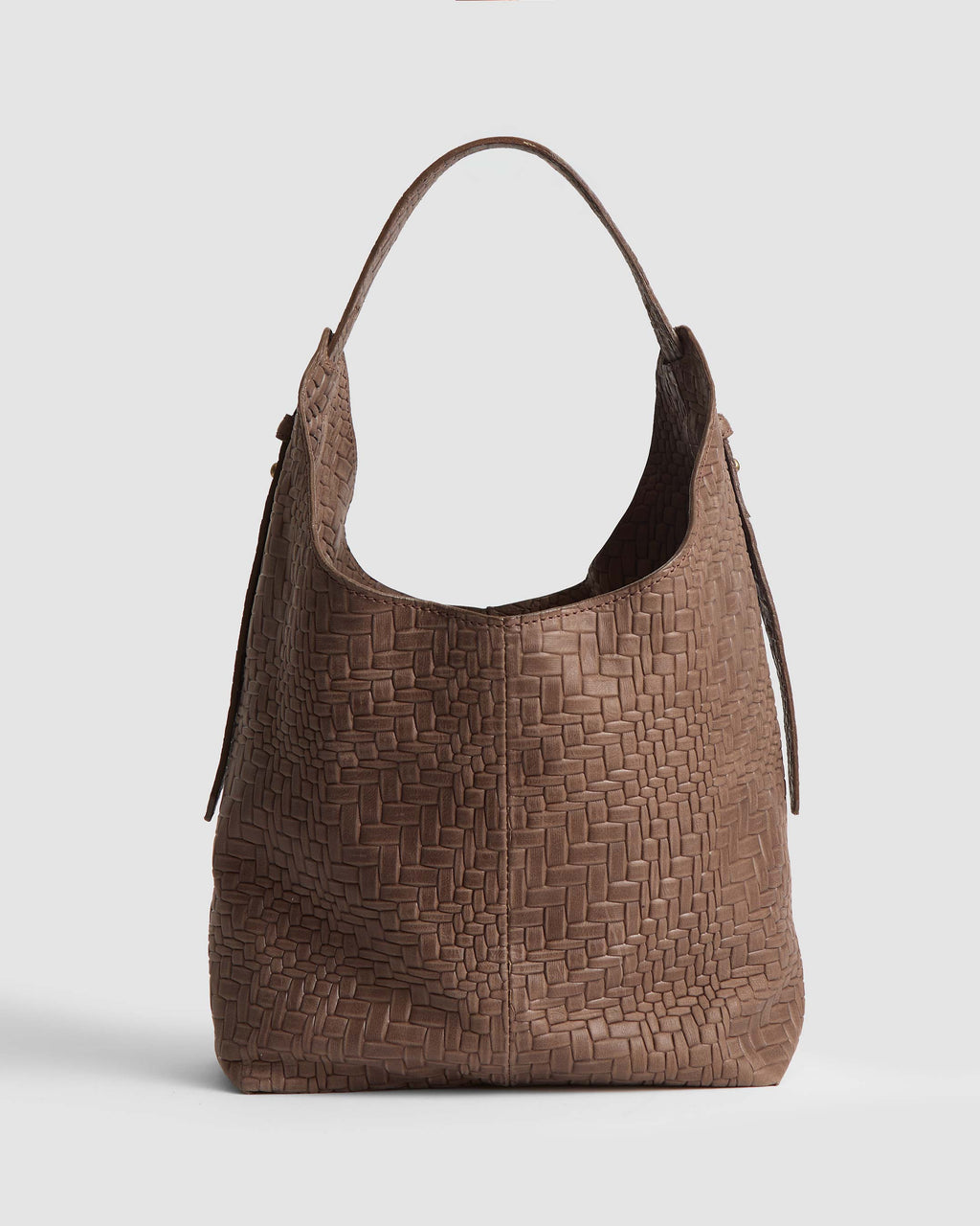 Bolso EMMA en cuero trenzado chocolate, colección SOLÉA de Carolina Flores